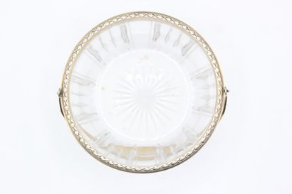 Panier en cristal taillé, monture en vermeil.

Orné...