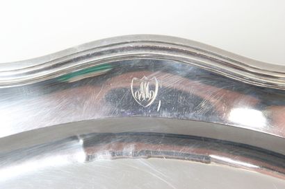 Plat ovale en argent de forme oblongue

Modèle...