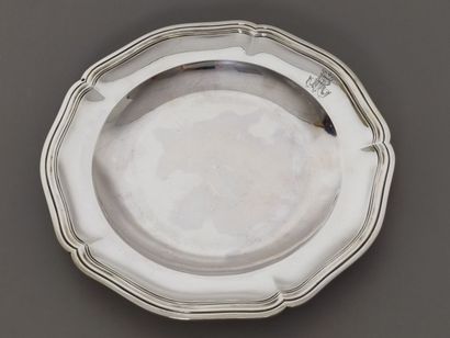 Plat en argent de forme circulaire, orné...