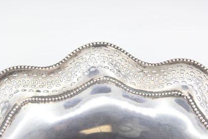 Corbeille ou coupe sur pied en argent.

Bordure...