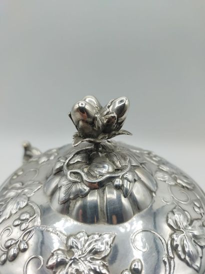 Sucrier couvert en argent.

Décor ajouré...