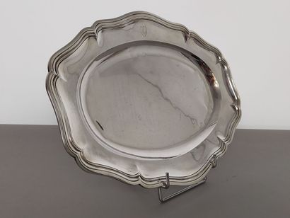 Plat ovale en argent de forme oblongue

Modèle...