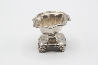 Petit saleron en argent de forme polylobée.

Pose...