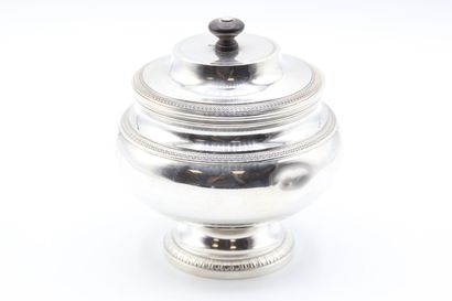 Sucrier couvert en argent.

Décor de frises...