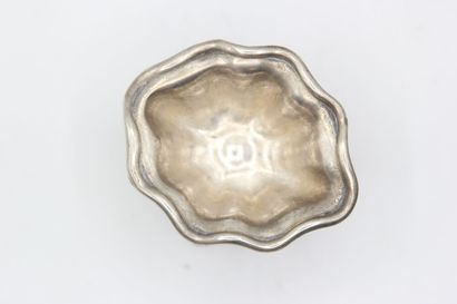 Petit saleron en argent de forme polylobée.

Pose...