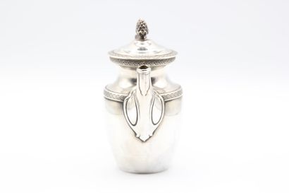Cafetière tête à tête en argent.

Décor de...