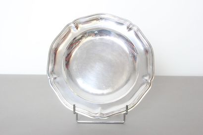 Plat en argent de forme circulaire, orné...