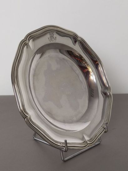 Plat en argent de forme circulaire, orné...