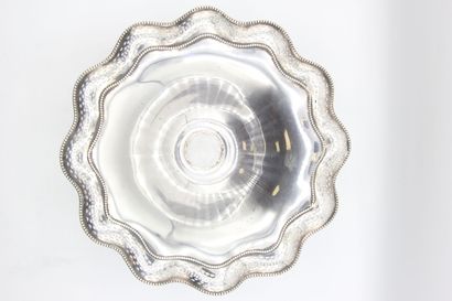 Corbeille ou coupe sur pied en argent.

Bordure...
