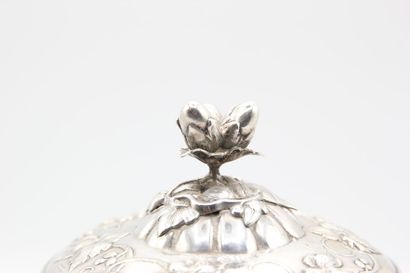 Sucrier couvert en argent.

Décor ajouré...