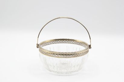 Panier en cristal taillé, monture en vermeil.

Orné...