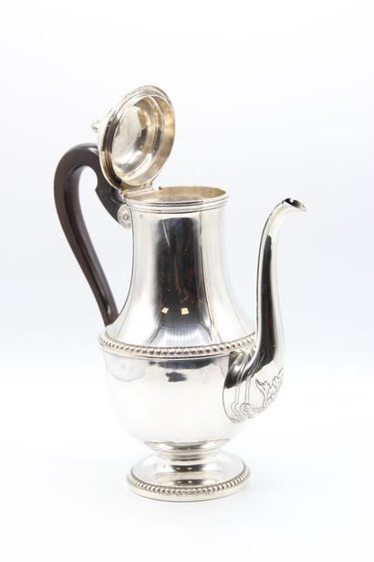 Cafetière en argent.

Pied, corps, couvercle...