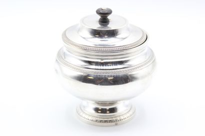 Sucrier couvert en argent.

Décor de frises...