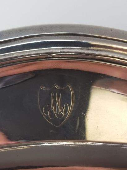 Plat ovale en argent de forme oblongue

Modèle...