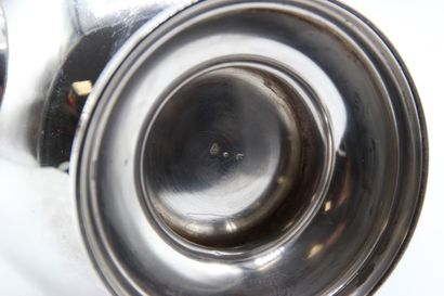 Cafetière en argent.

Pied, corps, couvercle...