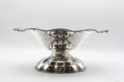 Corbeille ou coupe sur pied en argent.

Bordure...