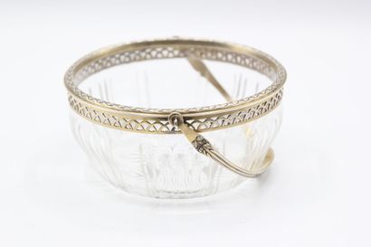 Panier en cristal taillé, monture en vermeil.

Orné...