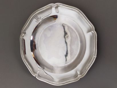 Plat en argent de forme circulaire, orné...