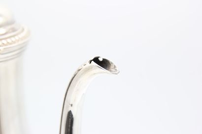 Cafetière en argent.

Pied, corps, couvercle...