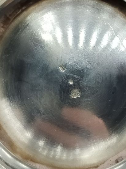 Cafetière en argent.

Pied, corps, couvercle...