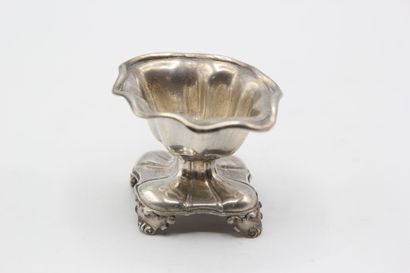 Petit saleron en argent de forme polylobée.

Pose...