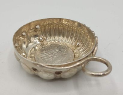Taste-vin en argent à décor de cupules et...