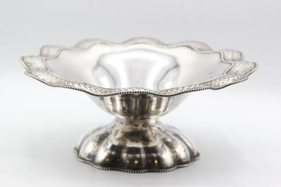 Corbeille ou coupe sur pied en argent.

Bordure...