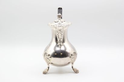 Petite verseuse tripode en argent.

Décor...