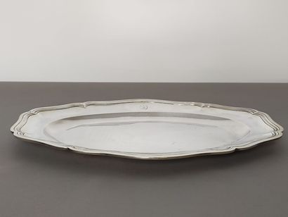 Plat ovale en argent de forme oblongue

Modèle...