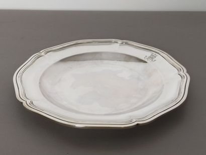 Plat en argent de forme circulaire, orné...