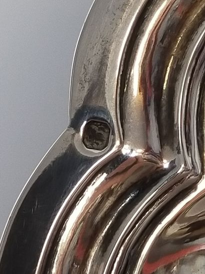 Plat ovale en argent de forme oblongue

Modèle...