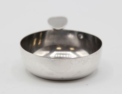 Taste-vin en argent de modèle uni.

Le fond...