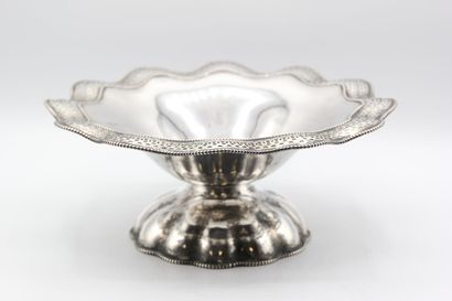 Corbeille ou coupe sur pied en argent.

Bordure...