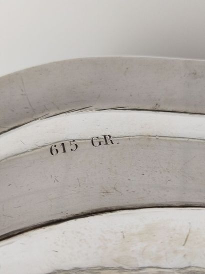 Plat en argent de forme circulaire, orné...