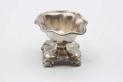 Petit saleron en argent de forme polylobée.

Pose...