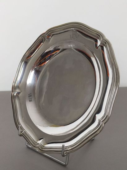 Plat en argent de forme circulaire, orné...