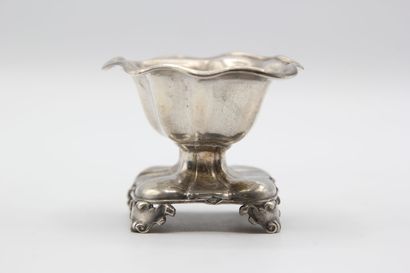 Petit saleron en argent de forme polylobée.

Pose...