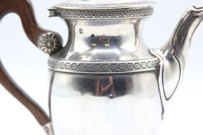 Cafetière tête à tête en argent.

Décor de...