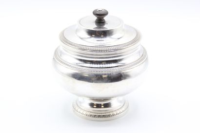 Sucrier couvert en argent.

Décor de frises...