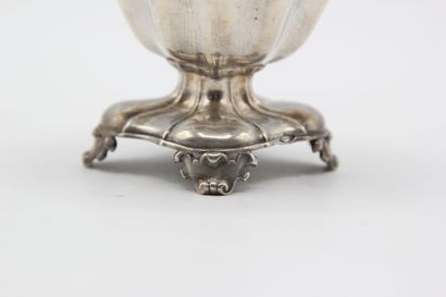Petit saleron en argent de forme polylobée.

Pose...