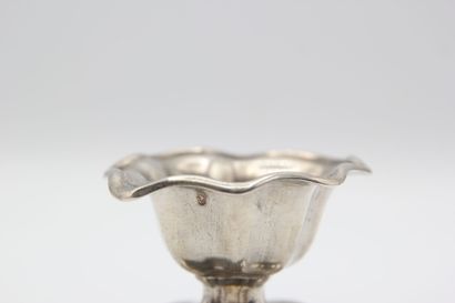 Petit saleron en argent de forme polylobée.

Pose...