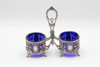 
Salière double en argent style Louis XVI.




Décor...