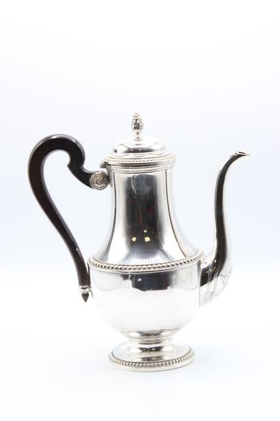 Cafetière en argent.

Pied, corps, couvercle...