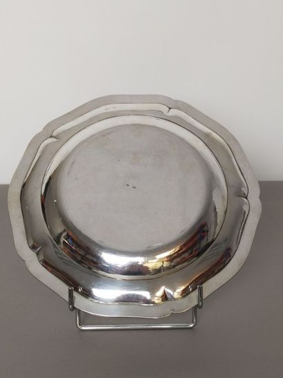Plat en argent de forme circulaire, orné...