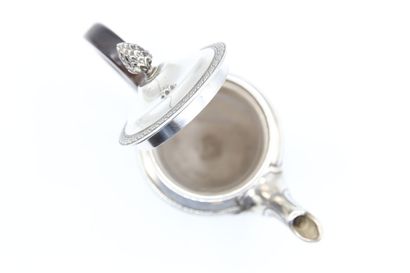 Cafetière tête à tête en argent.

Décor de...