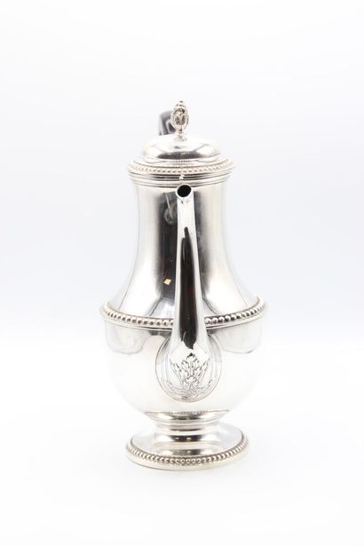Cafetière en argent.

Pied, corps, couvercle...