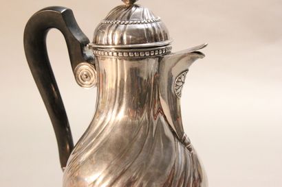 LILLE

Silver pourer with sides decorated...