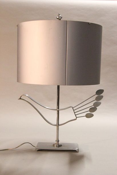 Curious lamp in chromed metal.

The body...