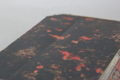 Small cartel of violin shape, and its base...