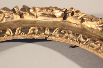 Circular view frame in gilded and carved...